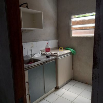 Galpão com 200m², 18 garagens, no bairro São João do Rio Vermelho em Florianópolis