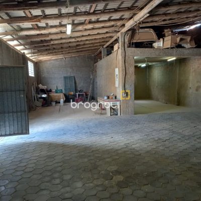 Galpão com 200m², 18 garagens, no bairro São João do Rio Vermelho em Florianópolis