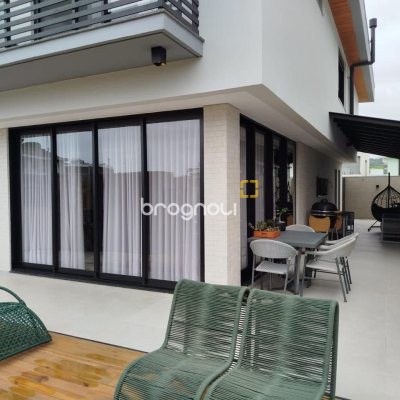 Casa com 180m², 3 quartos (sendo 1 suíte), 2 garagens, no bairro Rio Tavares em Florianópolis