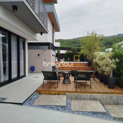 Casa com 180m², 3 quartos (sendo 1 suíte), 2 garagens, no bairro Rio Tavares em Florianópolis