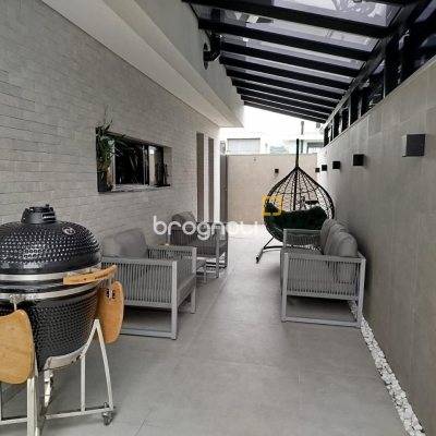 Casa com 180m², 3 quartos (sendo 1 suíte), 2 garagens, no bairro Rio Tavares em Florianópolis