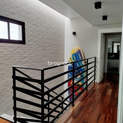Casa com 180m², 3 quartos (sendo 1 suíte), 2 garagens, no bairro Rio Tavares em Florianópolis