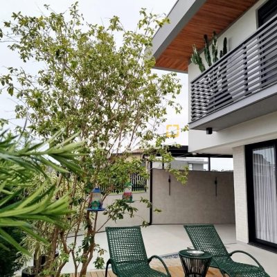 Casa com 180m², 3 quartos (sendo 1 suíte), 2 garagens, no bairro Rio Tavares em Florianópolis