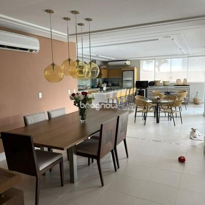 Casa com 560m², 5 quartos (sendo 5 suítes), 8 garagens, no bairro Cachoeira do Bom Jesus em Florianópolis