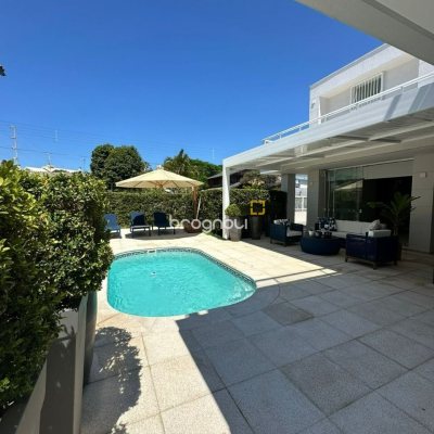 Casa com 560m², 5 quartos (sendo 5 suítes), 8 garagens, no bairro Cachoeira do Bom Jesus em Florianópolis