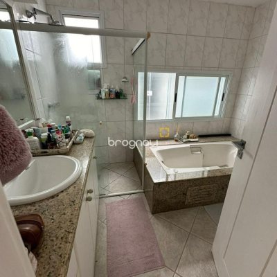 Casa com 560m², 5 quartos (sendo 5 suítes), 8 garagens, no bairro Cachoeira do Bom Jesus em Florianópolis