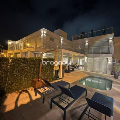 Casa com 560m², 5 quartos (sendo 5 suítes), 8 garagens, no bairro Cachoeira do Bom Jesus em Florianópolis