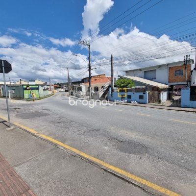 Casa com 190m², 4 garagens, no bairro Areias em São José