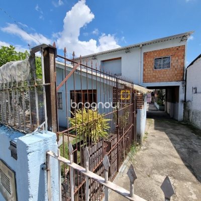 Casa com 190m², 4 garagens, no bairro Areias em São José