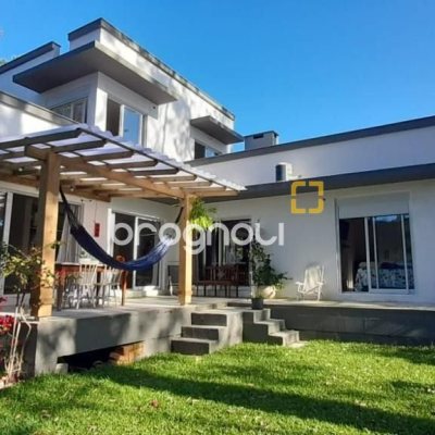 Casa com 190m², 2 quartos (sendo 2 suítes), 2 garagens, no bairro Ponta das Canas em Florianópolis