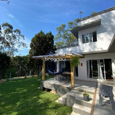 Casa com 190m², 2 quartos (sendo 2 suítes), 2 garagens, no bairro Ponta das Canas em Florianópolis