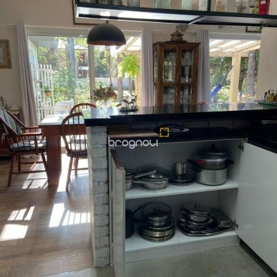 Casa com 190m², 2 quartos (sendo 2 suítes), 2 garagens, no bairro Ponta das Canas em Florianópolis