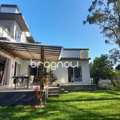 Casa com 190m², 2 quartos (sendo 2 suítes), 2 garagens, no bairro Ponta das Canas em Florianópolis