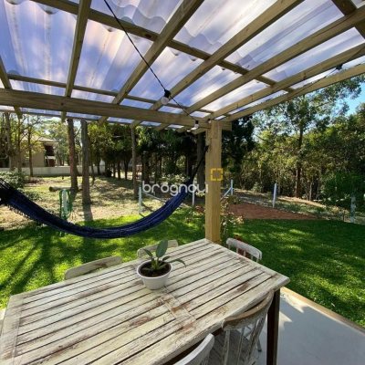Casa com 190m², 2 quartos (sendo 2 suítes), 2 garagens, no bairro Ponta das Canas em Florianópolis