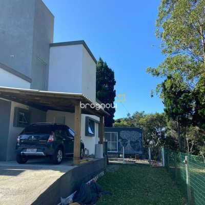 Casa com 190m², 2 quartos (sendo 2 suítes), 2 garagens, no bairro Ponta das Canas em Florianópolis