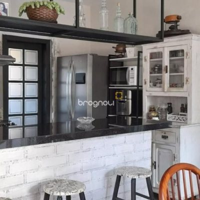 Casa com 190m², 2 quartos (sendo 2 suítes), 2 garagens, no bairro Ponta das Canas em Florianópolis