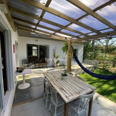 Casa com 190m², 2 quartos (sendo 2 suítes), 2 garagens, no bairro Ponta das Canas em Florianópolis