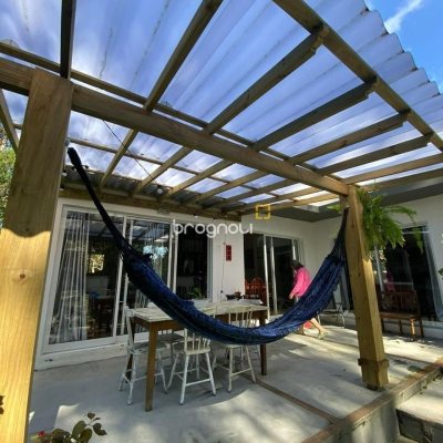 Casa com 190m², 2 quartos (sendo 2 suítes), 2 garagens, no bairro Ponta das Canas em Florianópolis