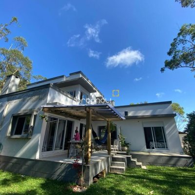 Casa com 190m², 2 quartos (sendo 2 suítes), 2 garagens, no bairro Ponta das Canas em Florianópolis
