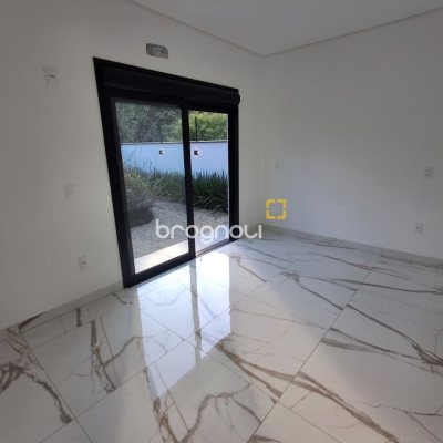 Casa com 112m², 3 quartos (sendo 1 suíte), 2 garagens, no bairro Potecas em São José