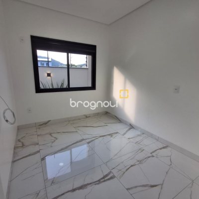 Casa com 112m², 3 quartos (sendo 1 suíte), 2 garagens, no bairro Potecas em São José