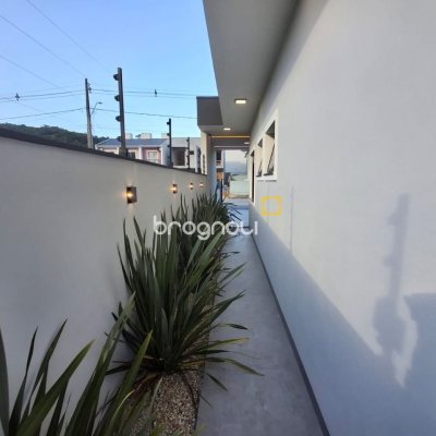 Casa com 112m², 3 quartos (sendo 1 suíte), 2 garagens, no bairro Potecas em São José