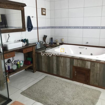 Apartamento com 490m², 6 quartos (sendo 1 suíte), 4 garagens, no bairro Campeche em Florianópolis
