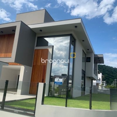 Casa com 311m², no bairro Rio Tavares em Florianópolis