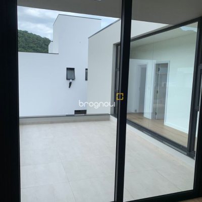 Casa com 311m², no bairro Rio Tavares em Florianópolis