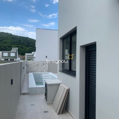 Casa com 311m², no bairro Rio Tavares em Florianópolis