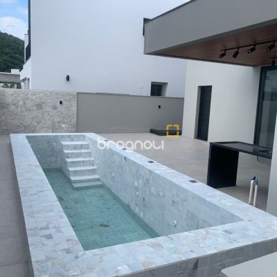 Casa com 311m², no bairro Rio Tavares em Florianópolis