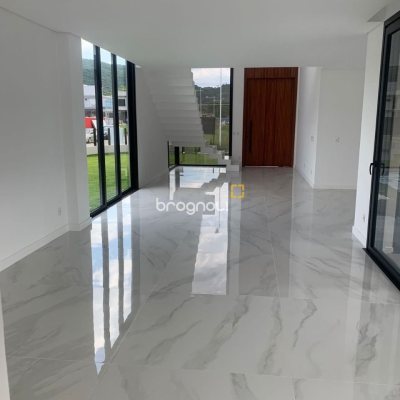 Casa com 311m², no bairro Rio Tavares em Florianópolis