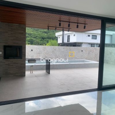 Casa com 311m², no bairro Rio Tavares em Florianópolis