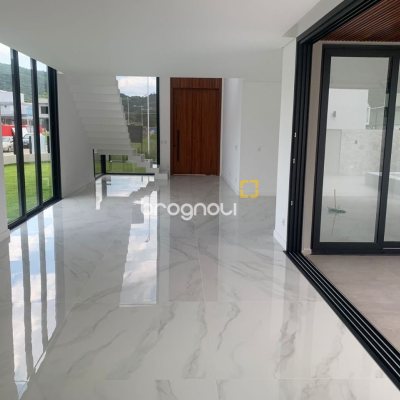 Casa com 311m², no bairro Rio Tavares em Florianópolis