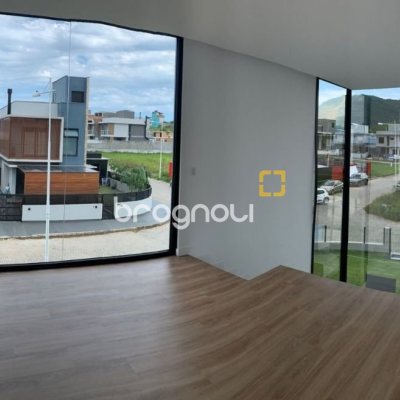 Casa com 311m², no bairro Rio Tavares em Florianópolis