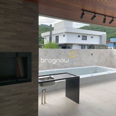 Casa com 311m², no bairro Rio Tavares em Florianópolis