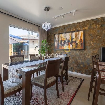 Casa com 271m², 3 quartos (sendo 3 suítes), 2 garagens, no bairro Ingleses em Florianópolis