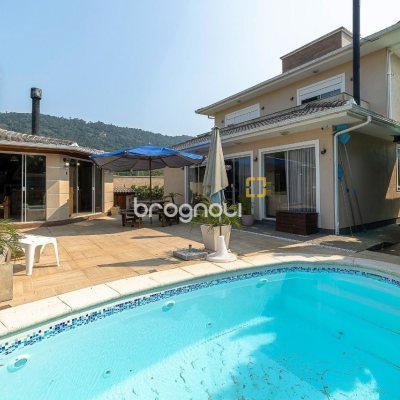 Casa com 271m², 3 quartos (sendo 3 suítes), 2 garagens, no bairro Ingleses em Florianópolis