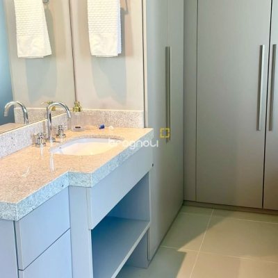 Cobertura com 316m², 4 quartos (sendo 4 suítes), 3 garagens, no bairro Cachoeira do Bom Jesus em Florianópolis