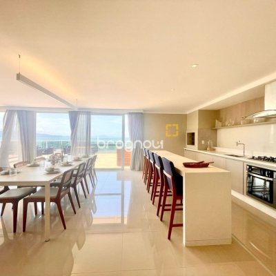 Cobertura com 316m², 4 quartos (sendo 4 suítes), 3 garagens, no bairro Cachoeira do Bom Jesus em Florianópolis