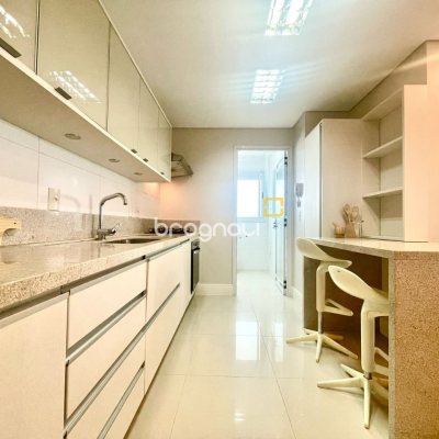 Apartamento com 137m², 4 quartos (sendo 3 suítes), 2 garagens, no bairro Cachoeira do Bom Jesus em Florianópolis