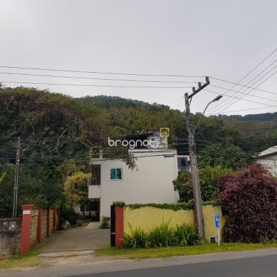 Pousada / Hotel com 301m², 7 quartos (sendo 7 suítes), 50 garagens, no bairro Barra da Lagoa em Florianópolis
