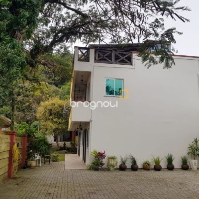 Pousada / Hotel com 301m², 7 quartos (sendo 7 suítes), 50 garagens, no bairro Barra da Lagoa em Florianópolis