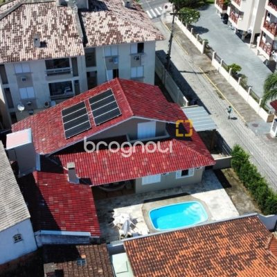 Casa com 209m², 3 quartos (sendo 1 suíte), 2 garagens, no bairro Cachoeira do Bom Jesus em Florianópolis