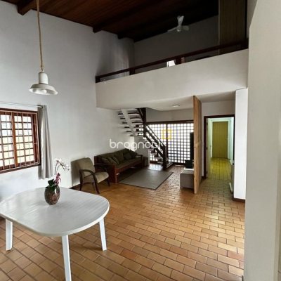 Casa com 209m², 3 quartos (sendo 1 suíte), 2 garagens, no bairro Cachoeira do Bom Jesus em Florianópolis