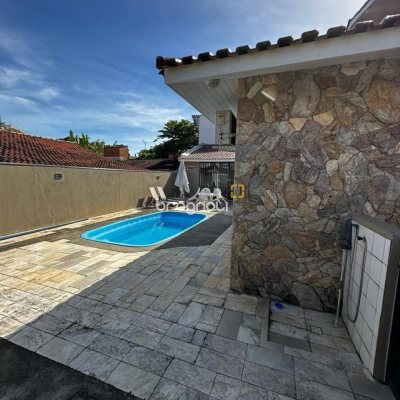 Casa com 209m², 3 quartos (sendo 1 suíte), 2 garagens, no bairro Cachoeira do Bom Jesus em Florianópolis