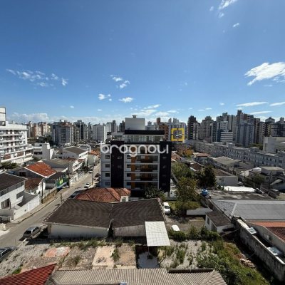 Apartamento com 48m², 1 quarto (sendo 1 suíte), 1 garagem, no bairro Centro em Florianópolis