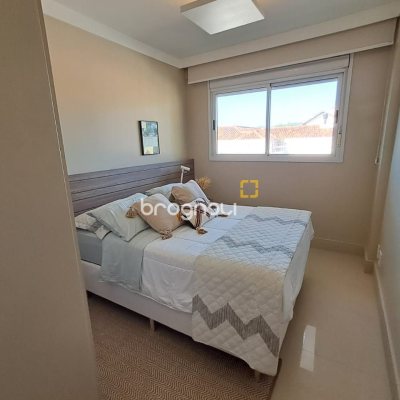 Cobertura com 246m², 4 quartos (sendo 3 suítes), 3 garagens, no bairro Cachoeira do Bom Jesus em Florianópolis