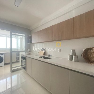 Cobertura com 246m², 4 quartos (sendo 3 suítes), 3 garagens, no bairro Cachoeira do Bom Jesus em Florianópolis