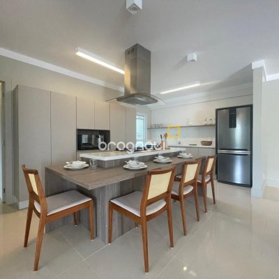 Cobertura com 246m², 4 quartos (sendo 3 suítes), 3 garagens, no bairro Cachoeira do Bom Jesus em Florianópolis